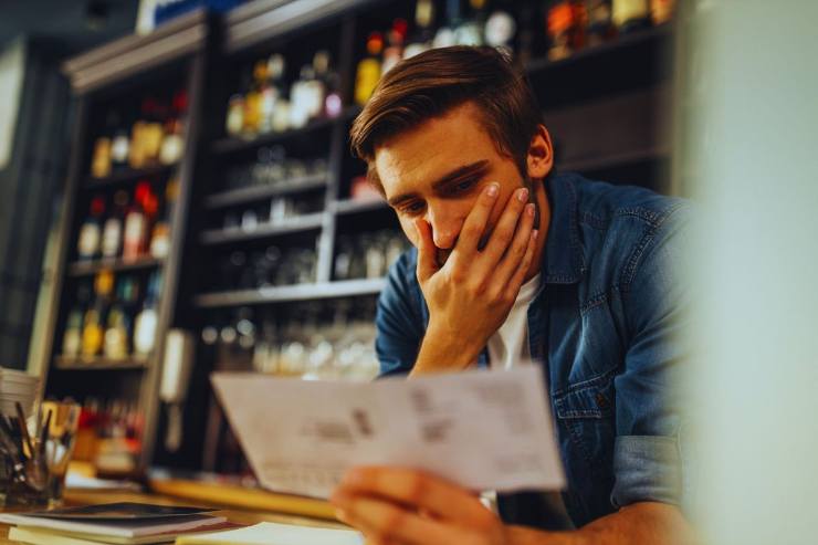 uomo preoccupato consulta bollette