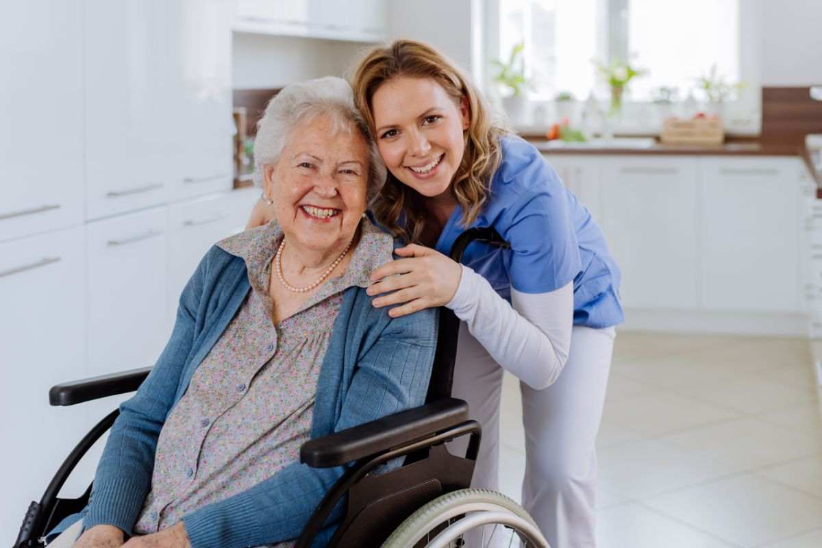 persona disabile e donna che l'assiste