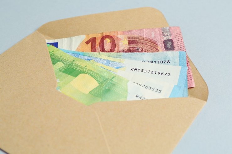 busta con banconote all'interno