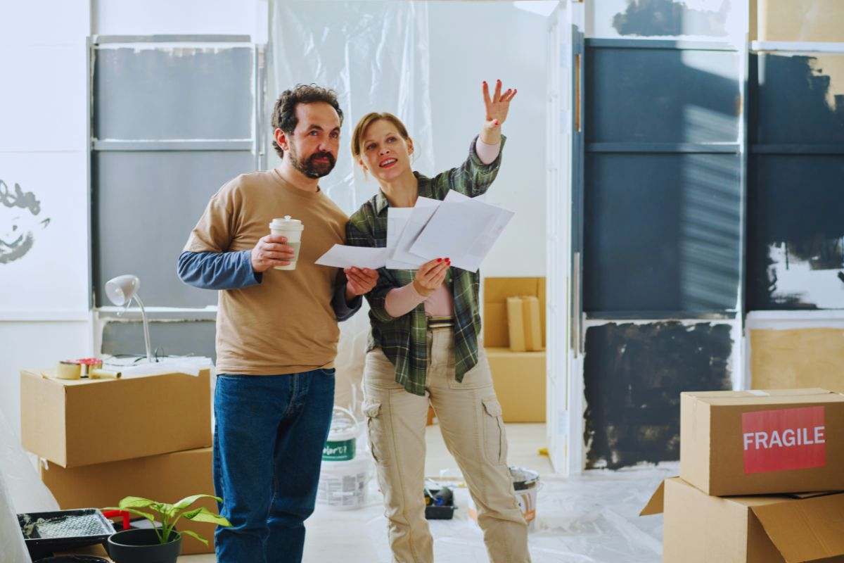 uomo e donna in casa durante ristrutturazione