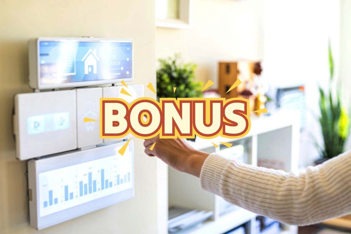 donna che usa la domotica in casa e in primo piano scritta bonus