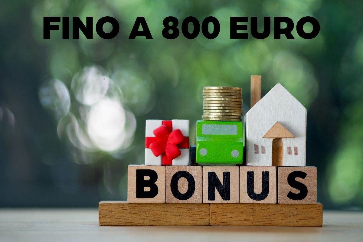 scritta bonus fino a 800 euro con monete e modellino di casa