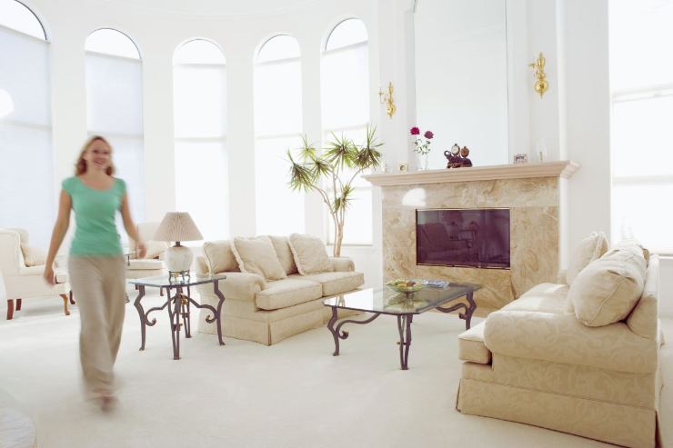 donna sorridente cammina in casa