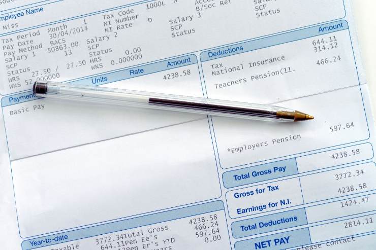 busta paga e una penna