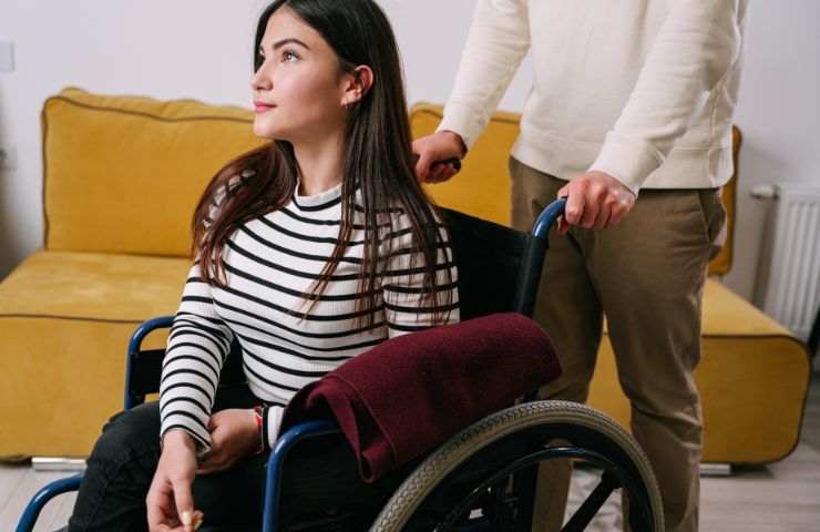ragazza su sedia a rotelle