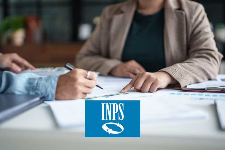 uomo e donna fanno controlli e logo inps