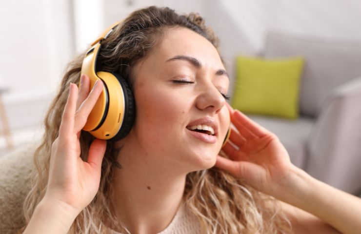 donna che ascolta musica