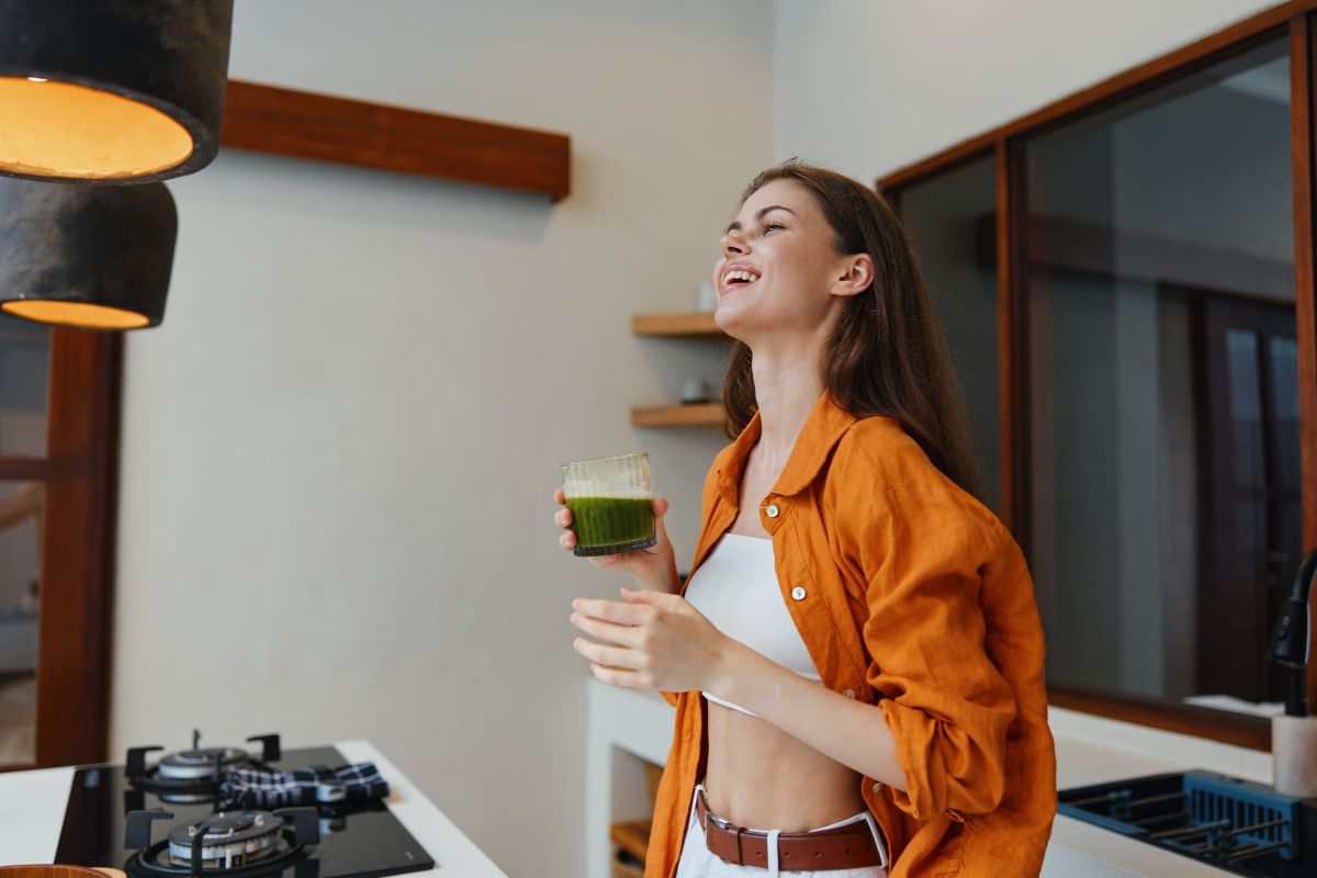 donna felice in casa da sola