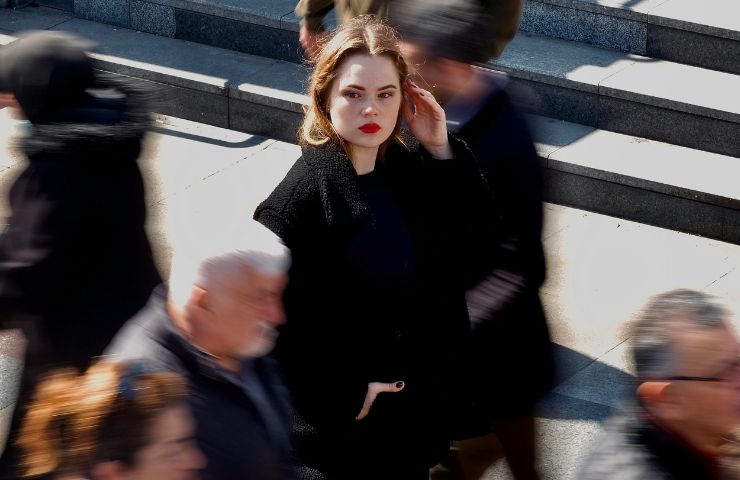 donna che indossa abiti di colore nero tra la folla