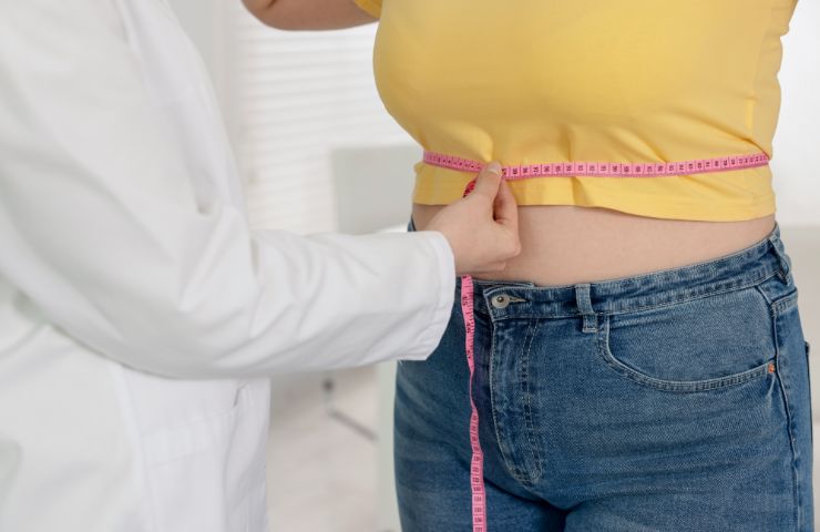 medico che misura girovita donna 
