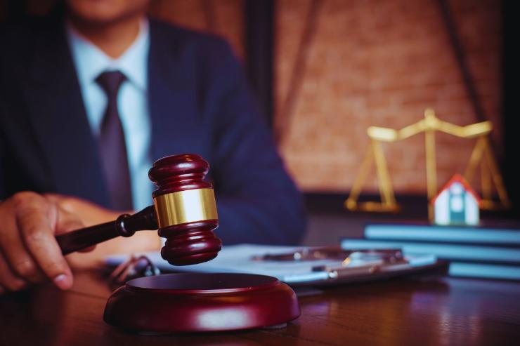 giudice con martello