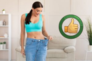 donna in casa mostra dimagrimento e segnale di ok in evidenza