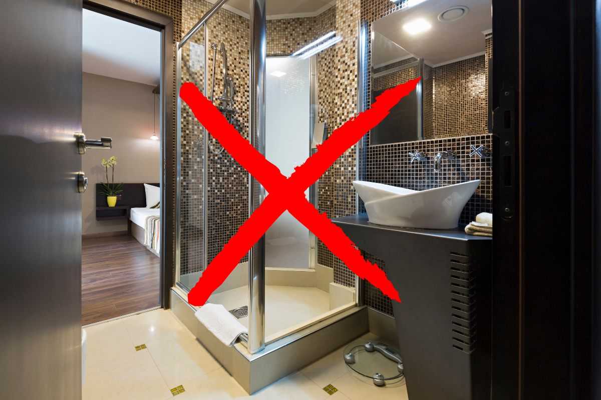 bagno con doccia e x in evidenza