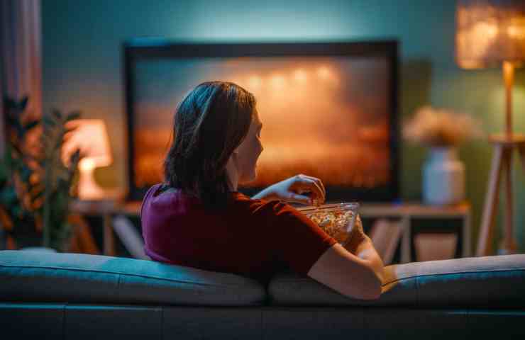 donna che guarda la tv
