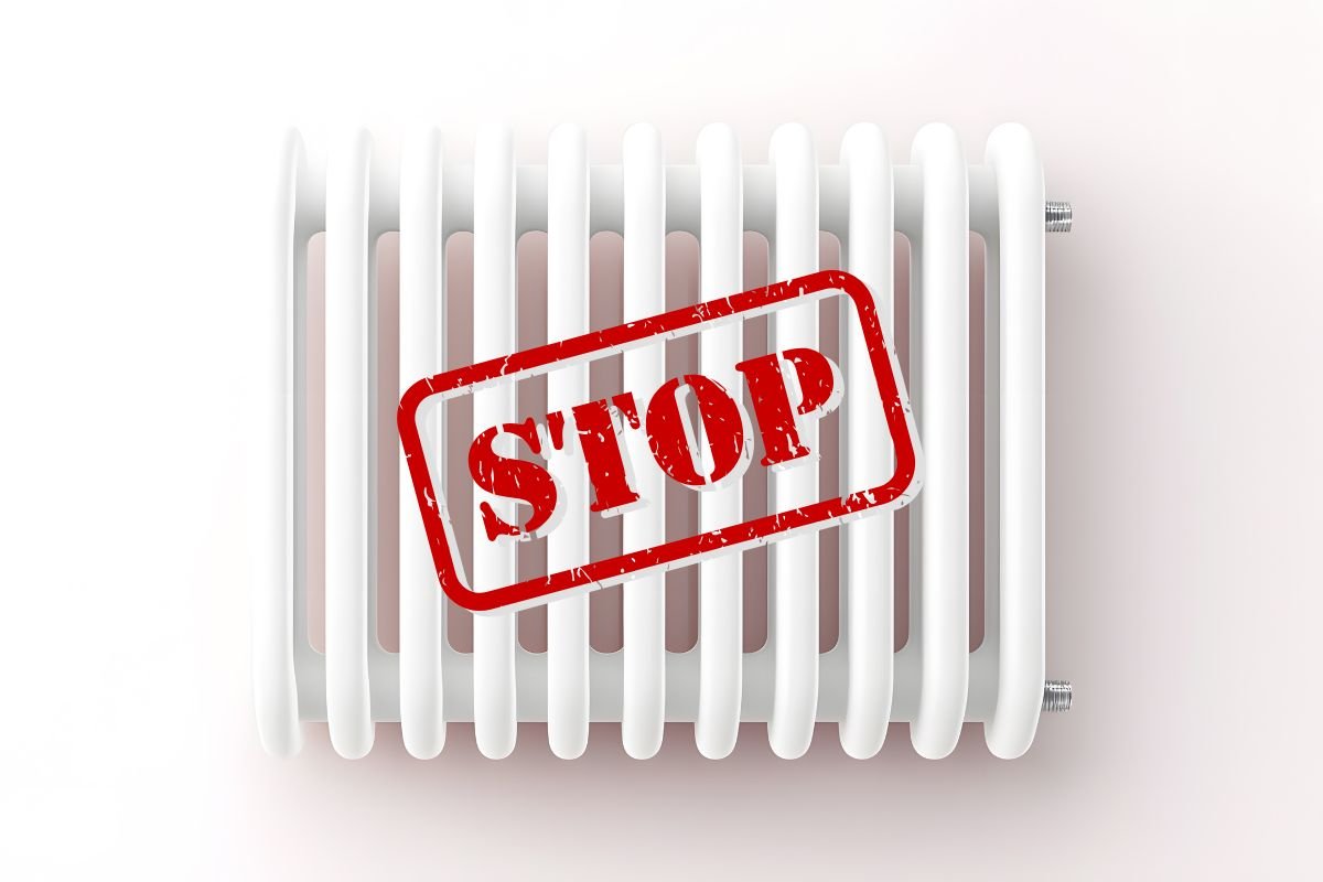 calorifero e scritta stop