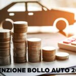 monete, modellino di auto e scritta esenzione bollo 2026