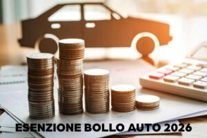 monete, modellino di auto e scritta esenzione bollo 2026
