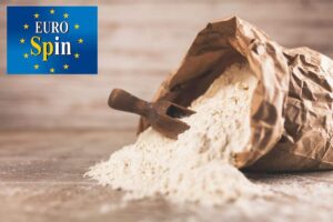 sacchetto di farina sul tavolo e logo eurospin