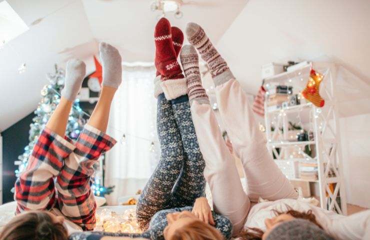 donne in pigiama con gambe all'aria 