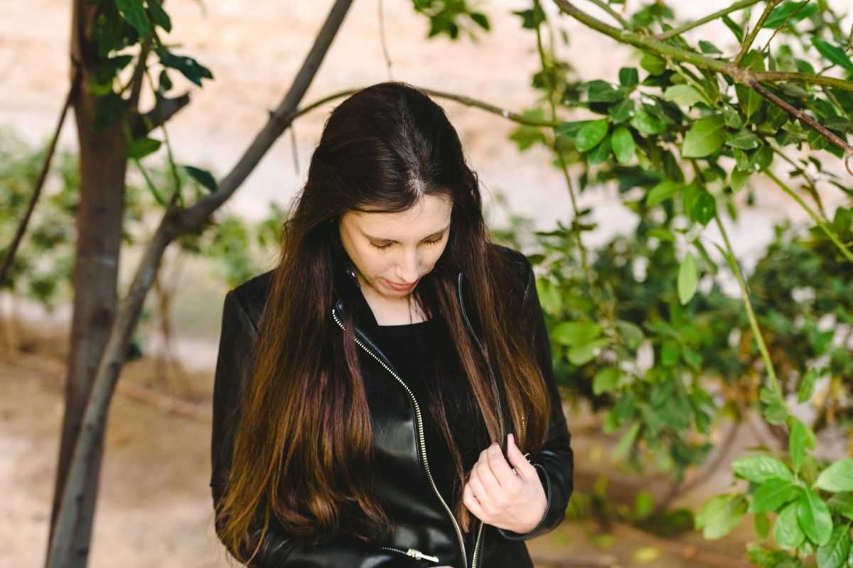 donna che indossa giacca di pelle di colore nero