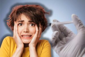 medico con siringa in mano e donna spaventata