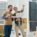 casa da ristrutturare e persone che parlano