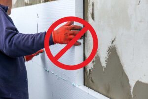 uomo installa cappotto termico