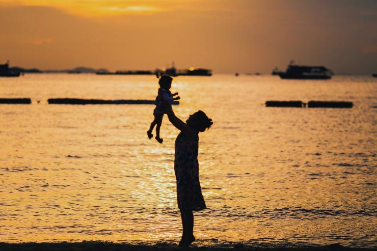 madre e figlia al mare