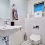 bagno piastrellato a metà