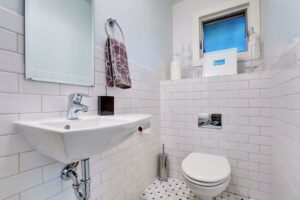 bagno piastrellato a metà