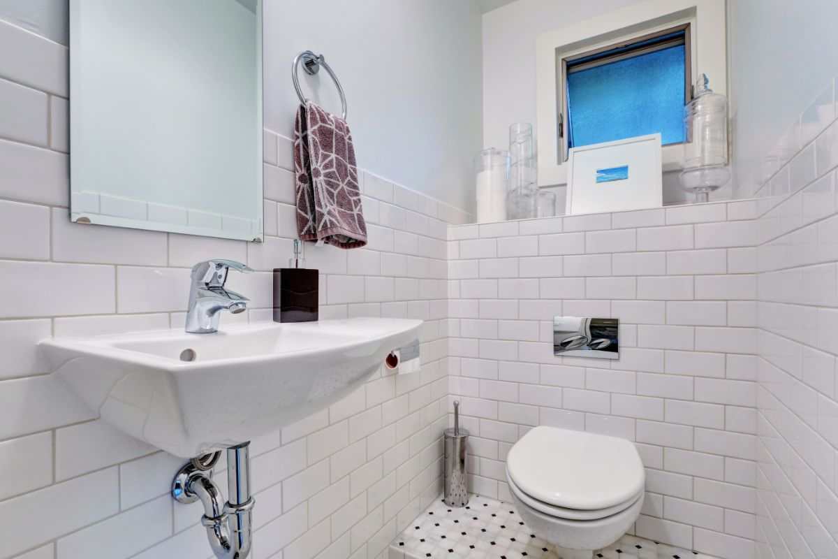 bagno piastrellato a metà