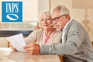 coppia di anziani preoccupati che consultano un documento