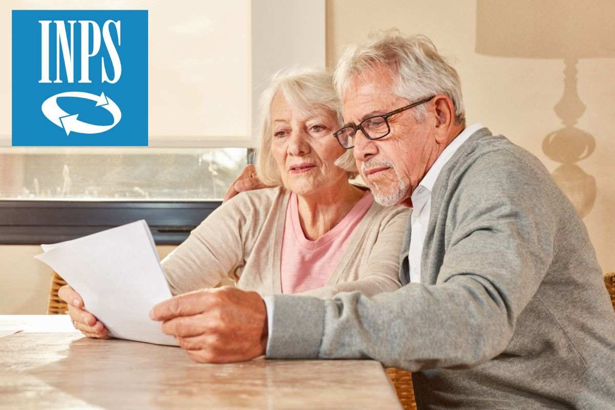 coppia di anziani preoccupati che consultano un documento