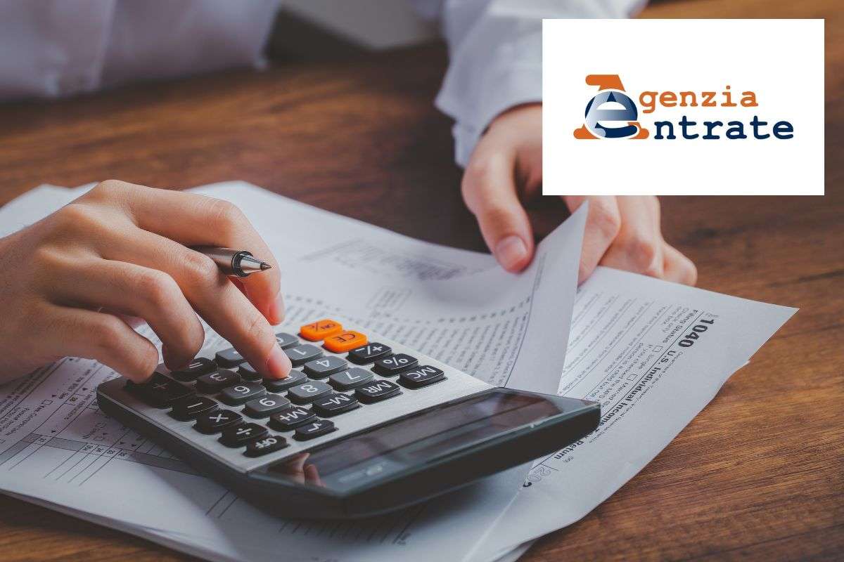 donna fa conti con calcolatrice e logo agenzia delle entrate