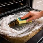 Pulizia della porta del forno