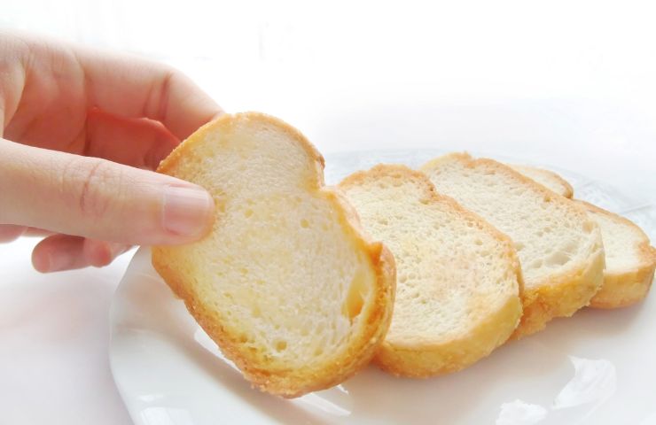 donna che ha in mano fette biscottate