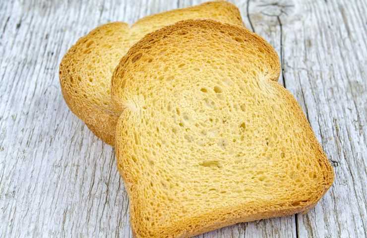 fette biscottate appoggiate su superficie in legno