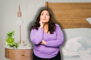 barattolo di rosmarino sul comodino della camera da letto e donna che pensa