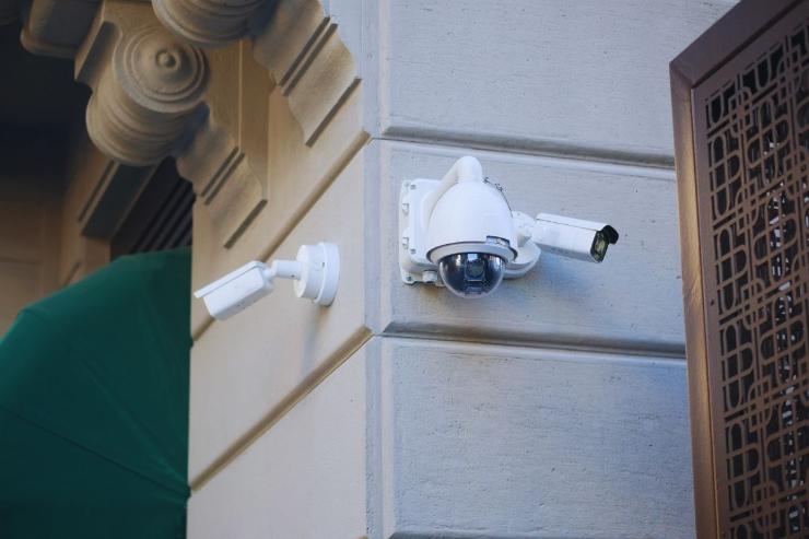 telecamere di sicurezza fuori ad un condominio