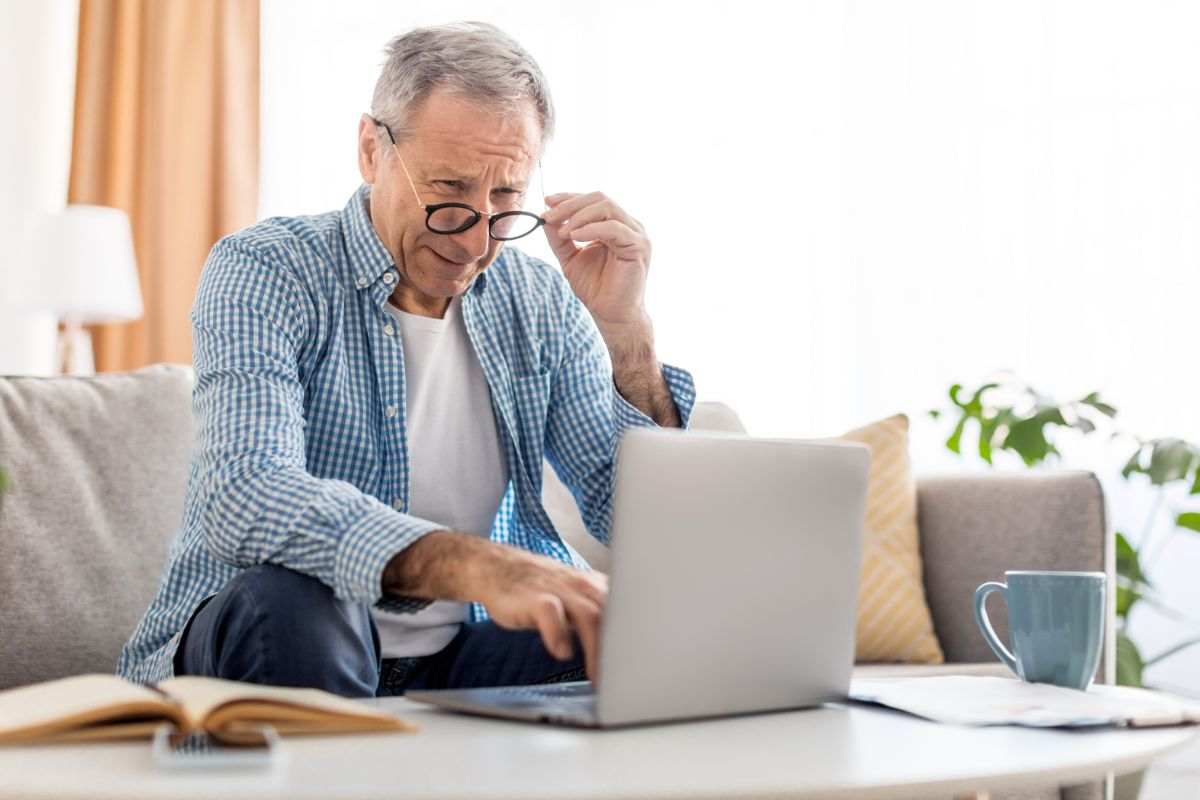 uomo maturo al pc