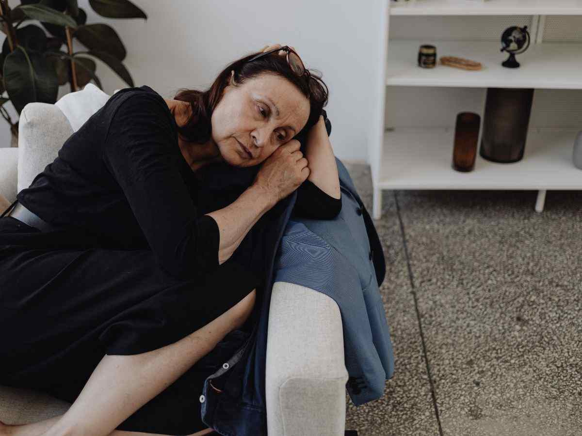 donna triste su un divano