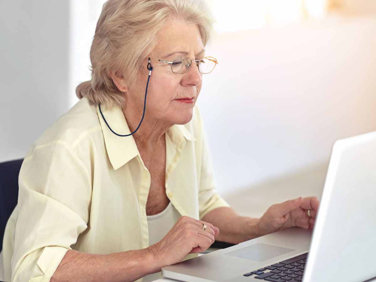 donna anziana al computer