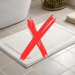 un tappetino da bagno bianco