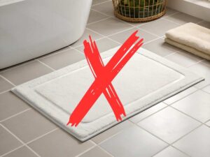 un tappetino da bagno bianco