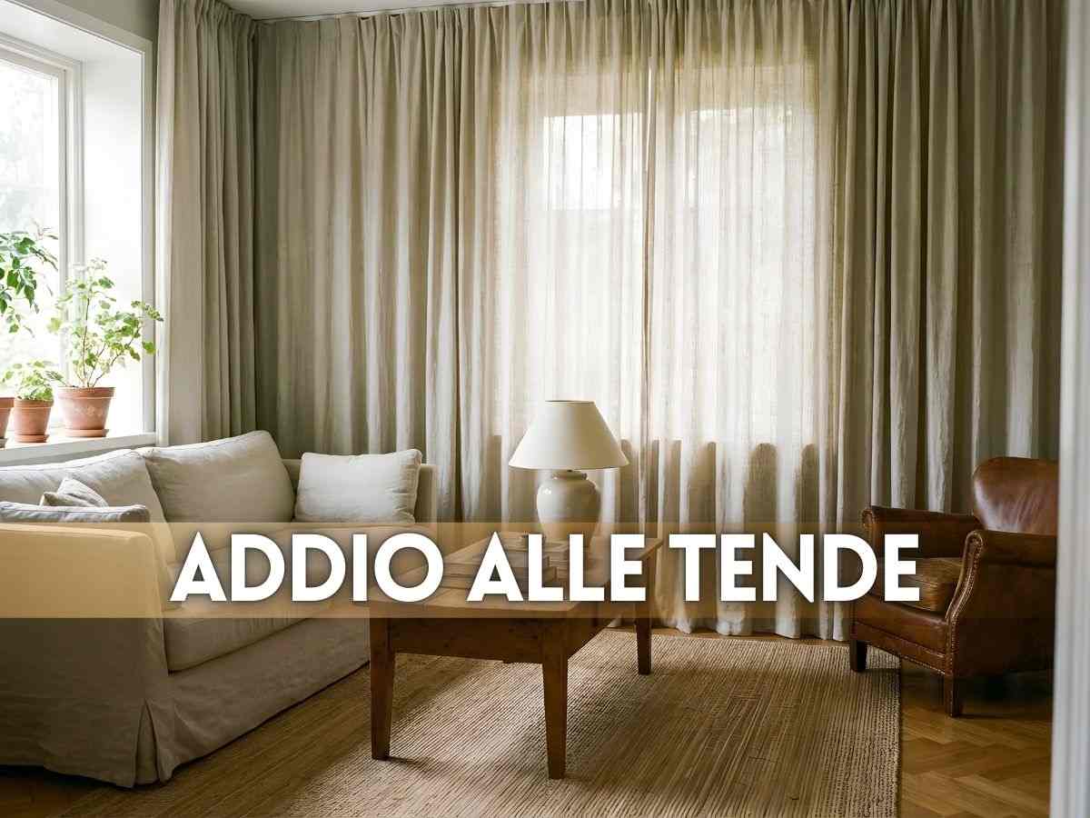 un salotto luminoso con tende bianche