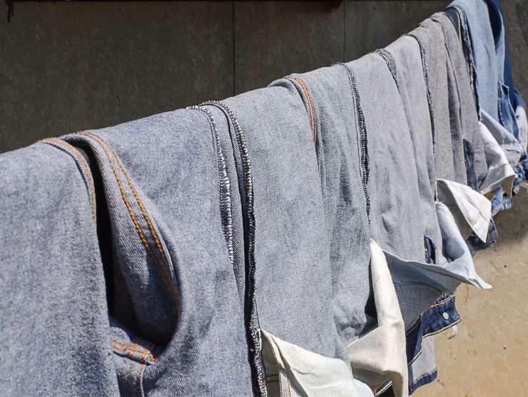 jeans stesi ad asciugare